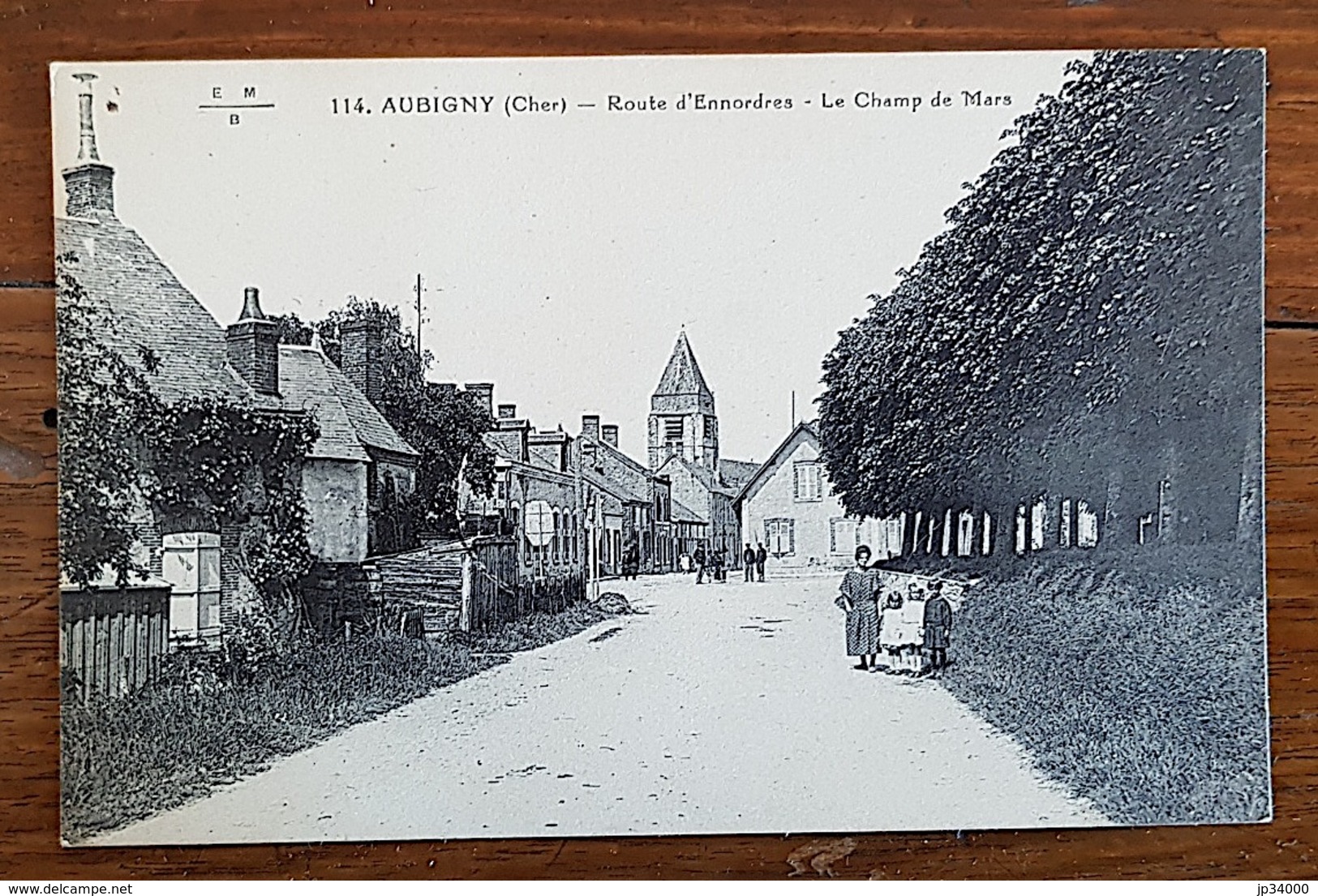 AUBIGNY (18) Route D'ennordres - Le Champ De Mars. Petite Animation - Aubigny Sur Nere