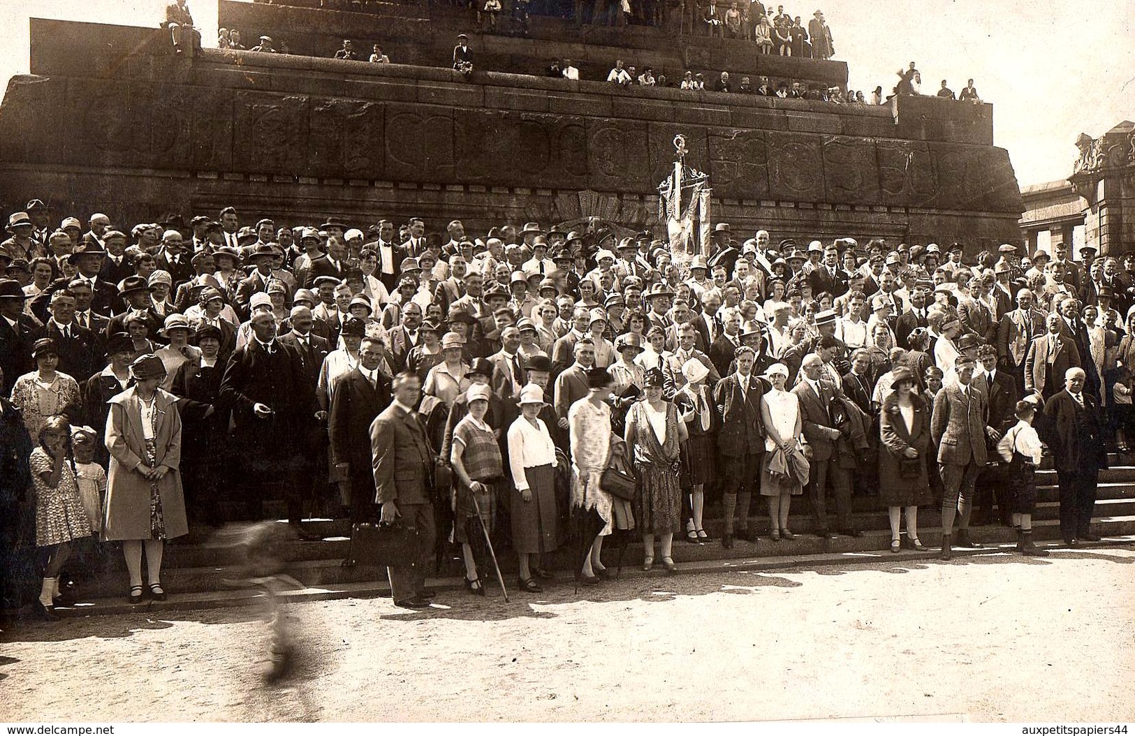 Carte Photo Originale Georg Tonger à Koblenz En 1927 - Impressionnant Groupe D'Individus Sur Monument - Manifestation - Sports