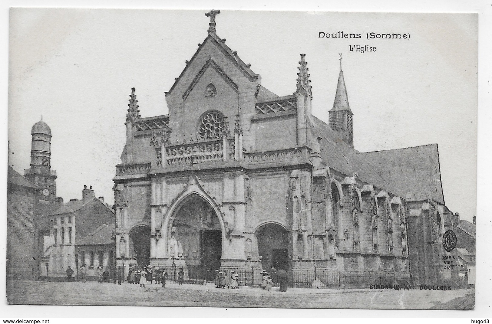 DOULLENS - L' EGLISE AVEC PERSONNAGES - CPA NON VOYAGEE - Doullens