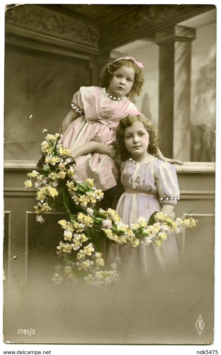 PRETTY GIRLS WITH GARLAND OF FLOWERS / BURNLEY, CLEAVER STREET (STANWORTH) / MORECAMBE, CLARENDON ROAD - Portraits