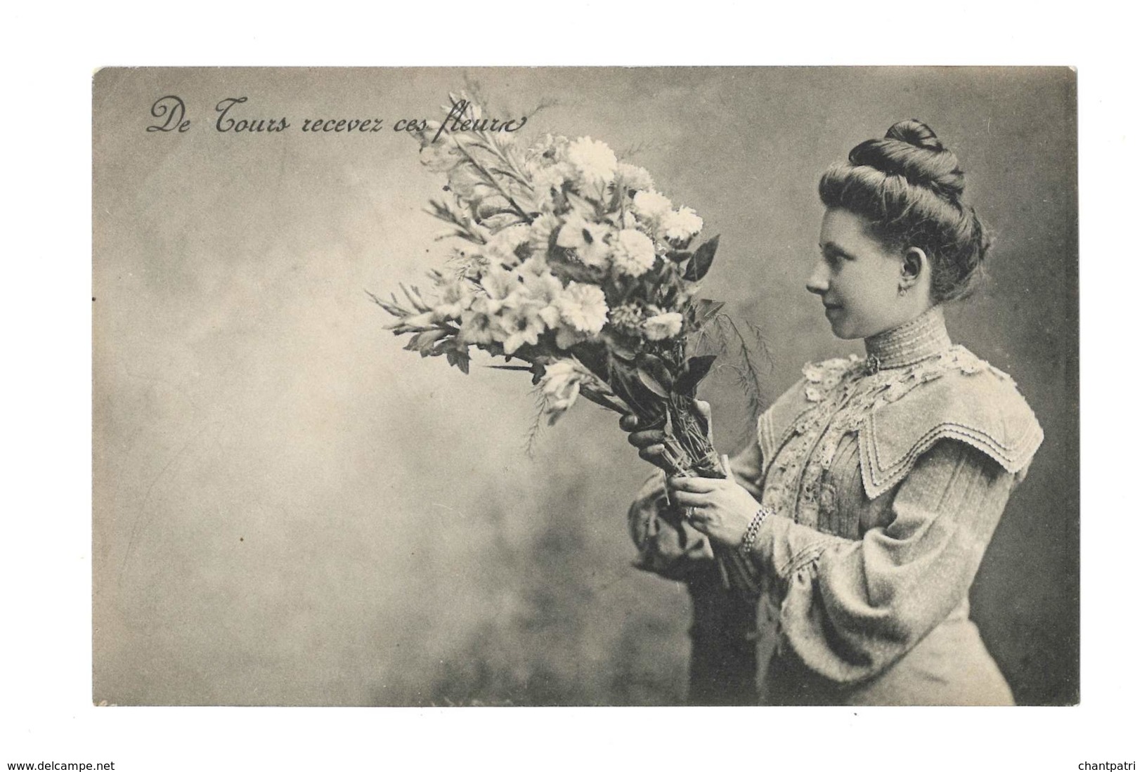 Femme Avec Bouquet - De Tours Recevez Ces Fleurs - 5563 - Femmes