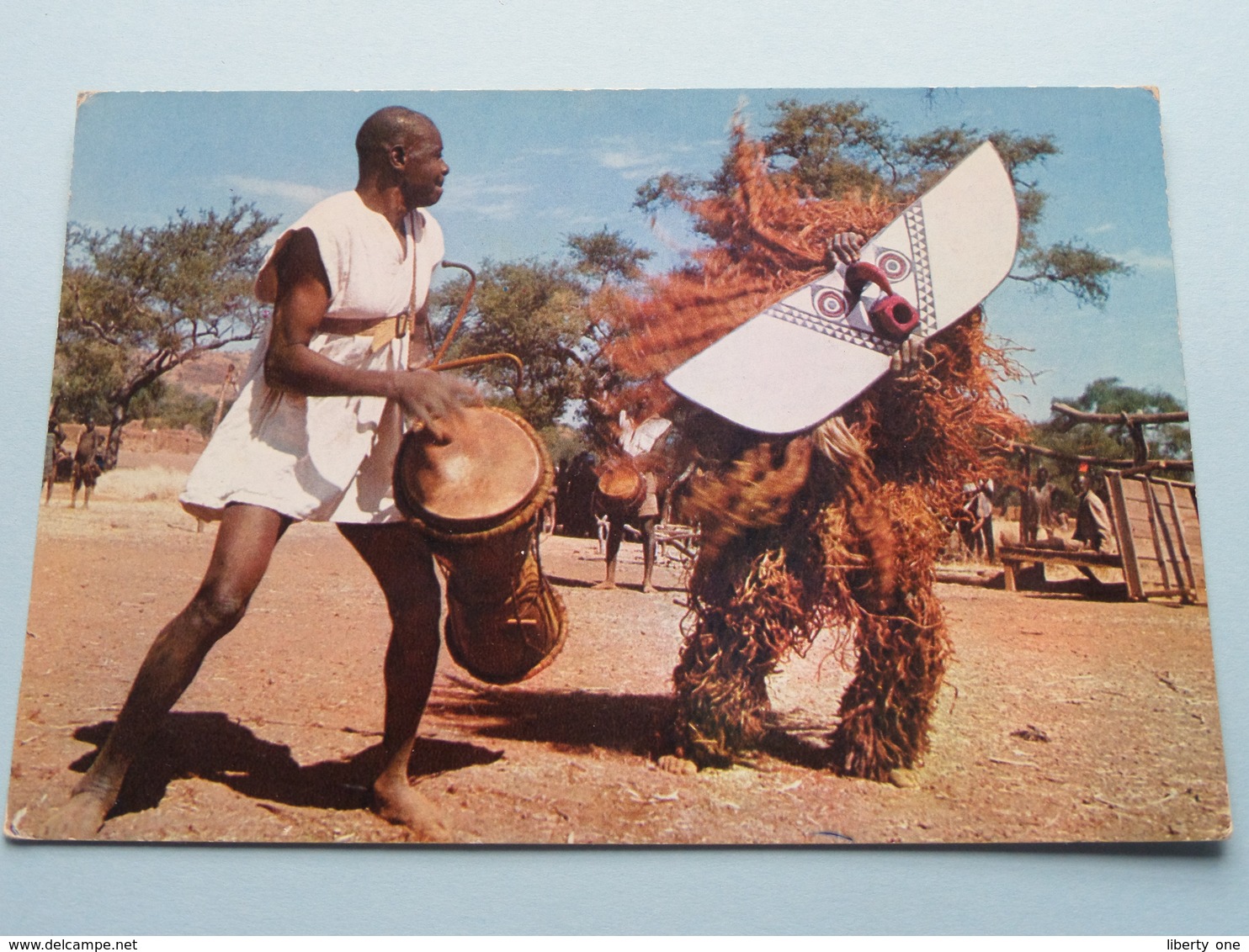 L'AFRIQUE En COULEURS Masques Et Danseurs ( HOA-QUI ) Anno 19?? ( Zie / Voir Photo ) ! - Non Classés