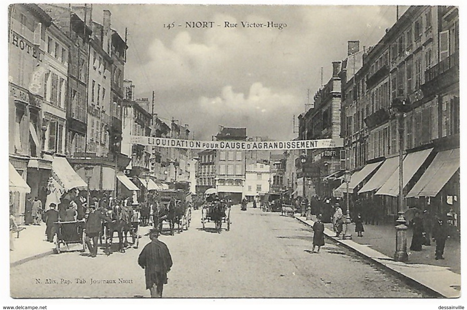 NIORT - Rue Victor Hugo - Banderole LIQUIDATION POUR CAUSE D'AGRANDISSEMENT - Niort