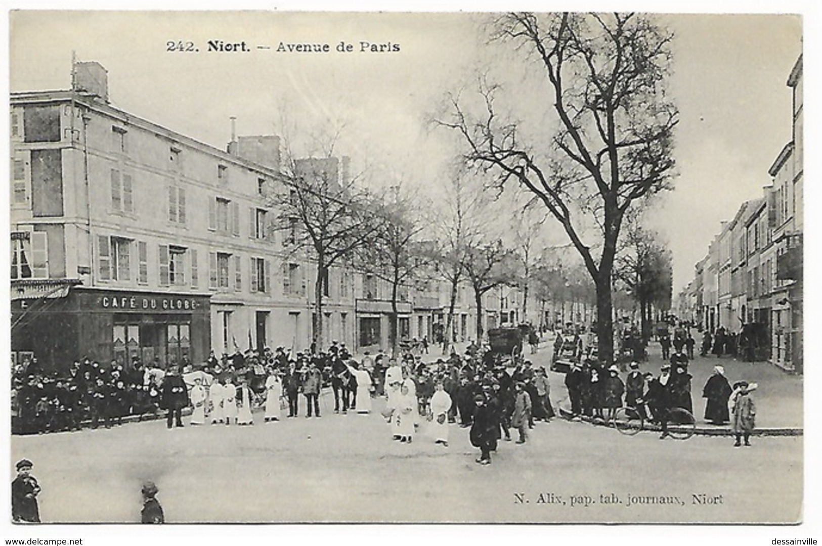 NIORT - Avenue De Paris - Rassemblement Devant Le Café Du Globe - Niort