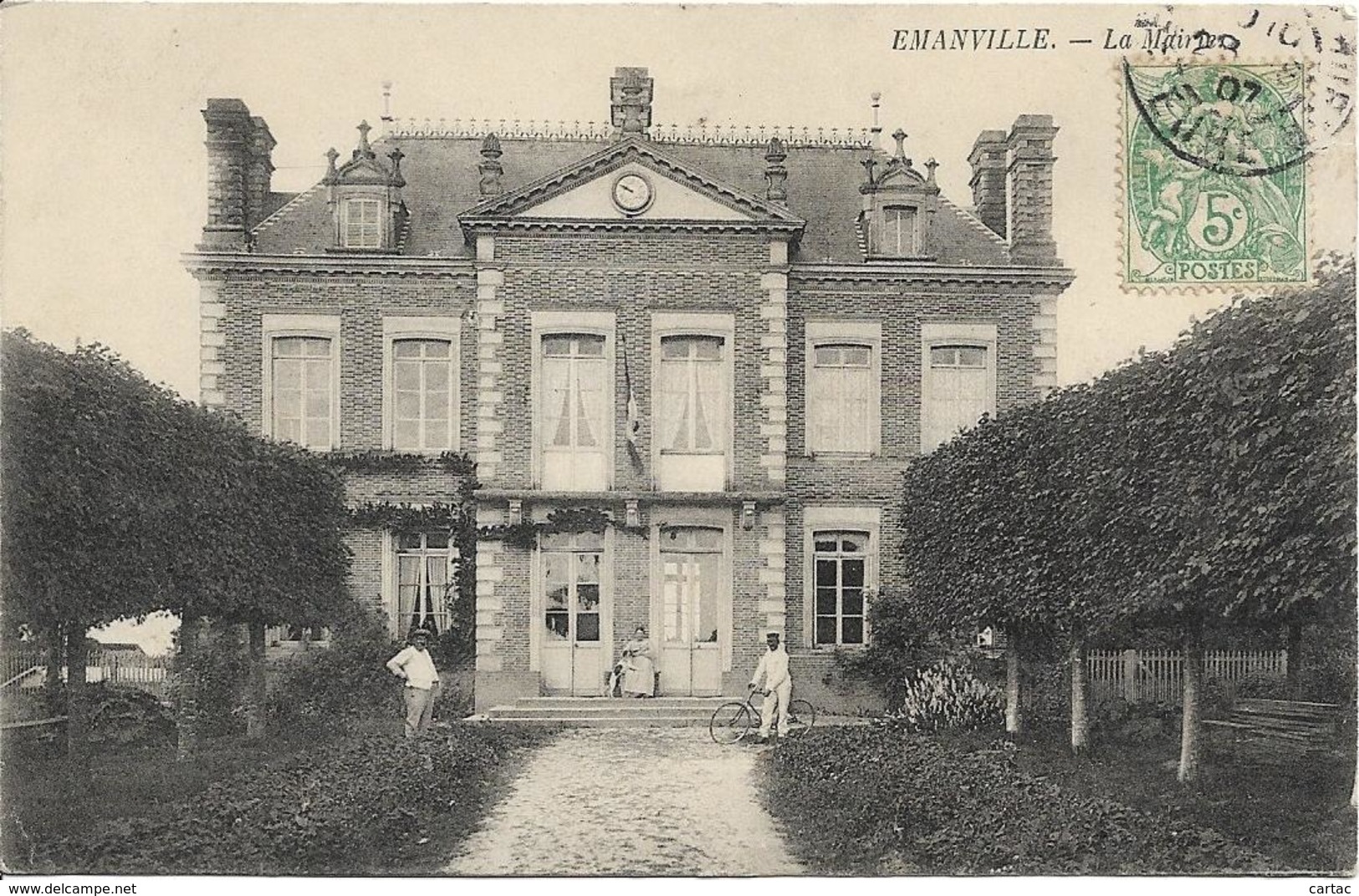 D27 - EMANVILLE - LA MAIRIE - Carte Animée : Femme Assise Sur Un Banc Avec Un Chien, Deux Hommes Dont Un Avec Un Vélo - Autres & Non Classés