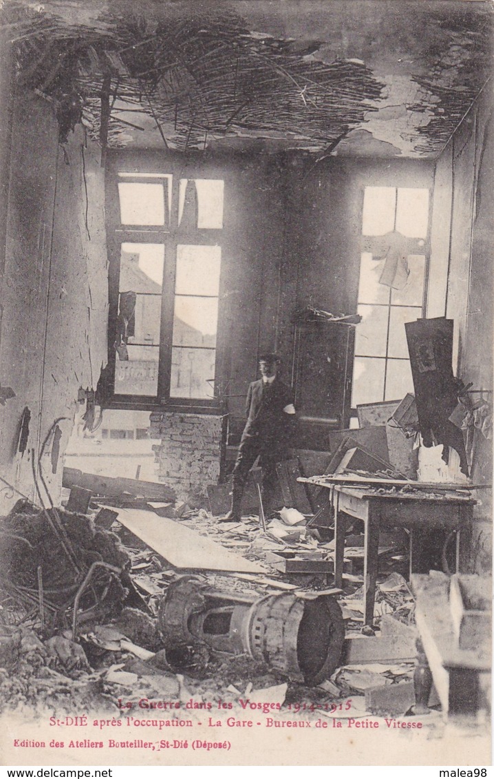 LA GUERRE DANS LES VOSGES ,,,,ST DIE  APRES L' OCCUPATION ,,,,LA  GARE ,,,BUREAUX  DE LA PETITE   VITESSE - Guerra 1914-18