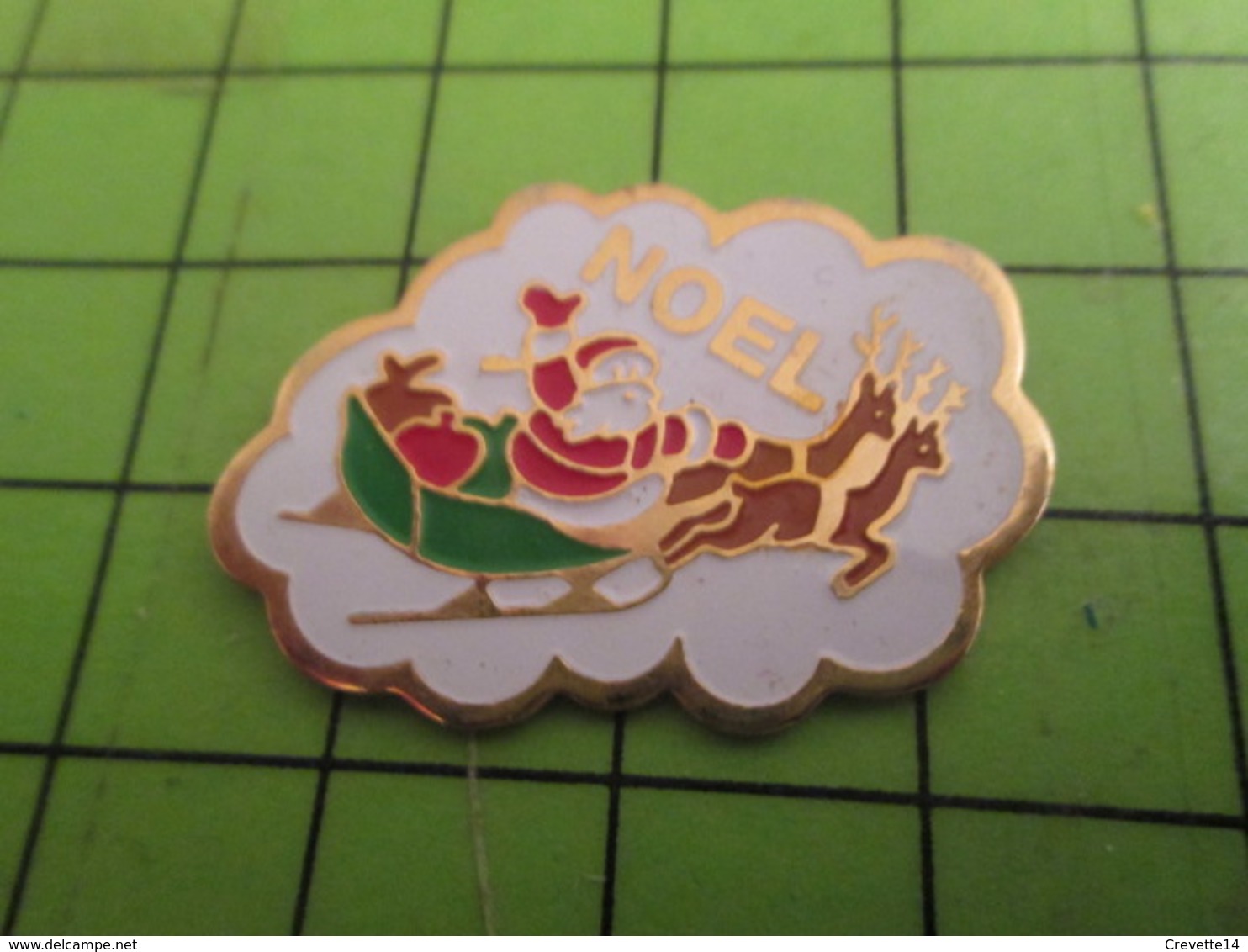 113D Pin's Pins / Rare Et De Belle Qualité !!! THEME NOEL : PERE NOEL DANS SON TRAINEAU AVEC UNE POMME ROUGE - Noël