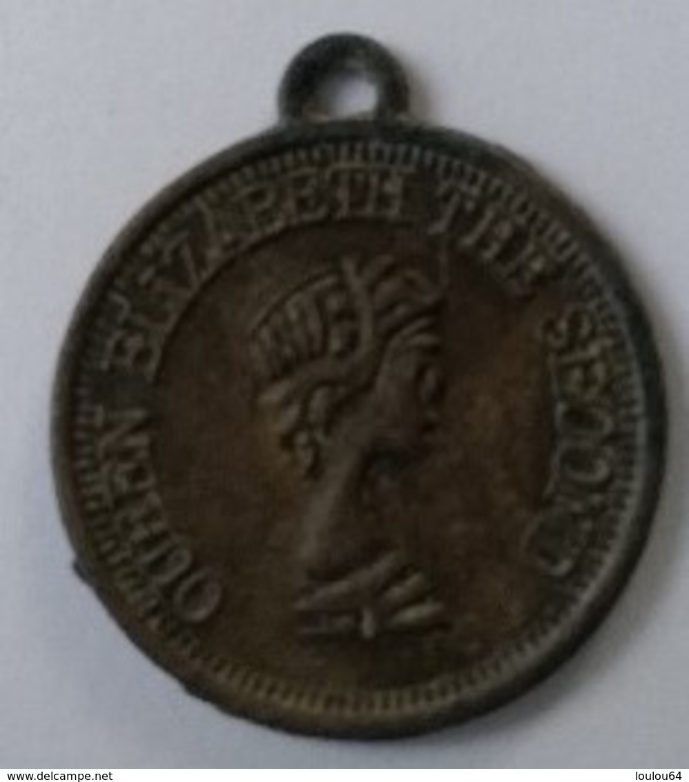 Médaille - QUEEN ELIZABETH SECOND - Diamètre : 2 Cm - - Royaux / De Noblesse
