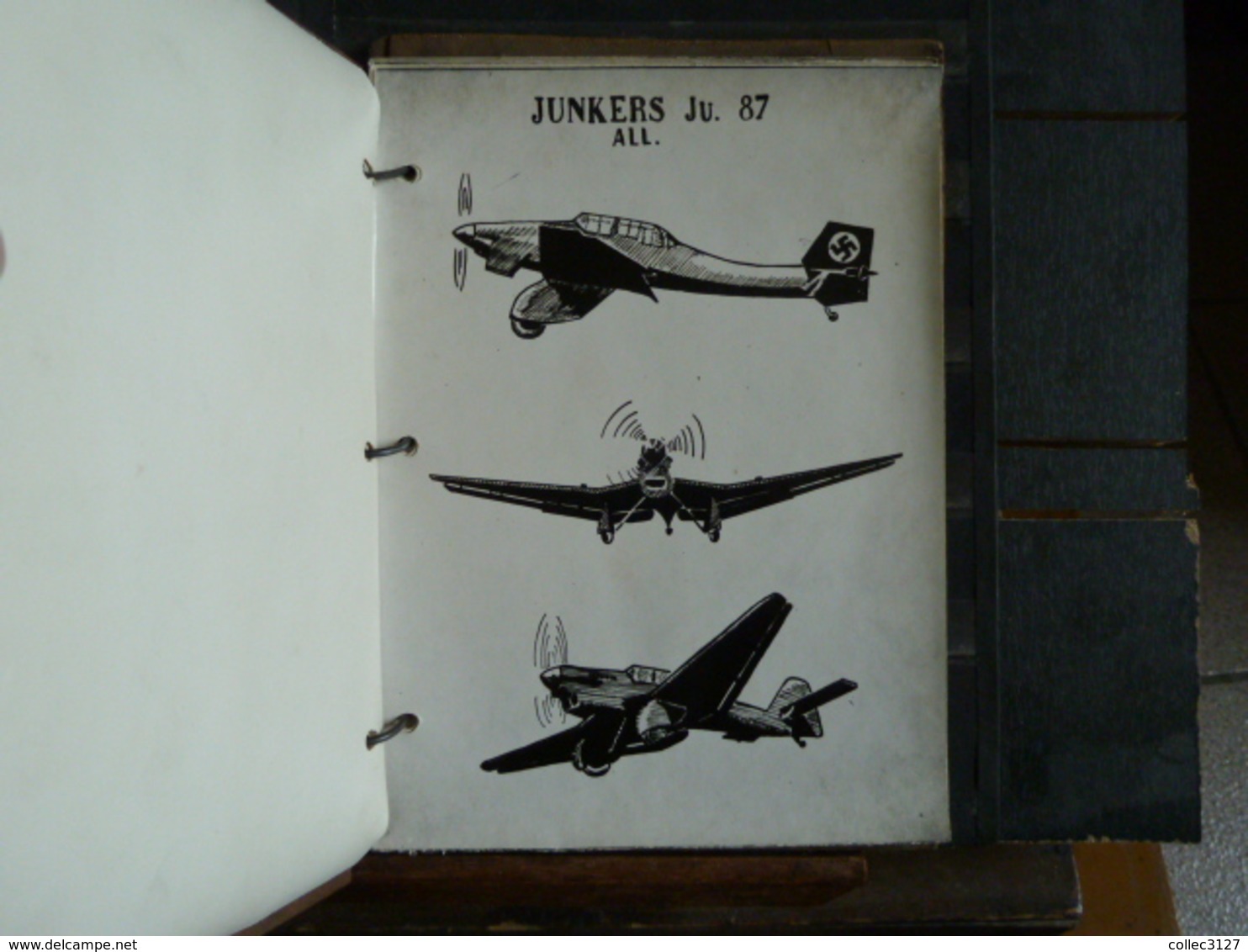 Classeur couverture contreplaquée 17*24 cm contenat 22 fiches de reconnaissance d'avions de combat de la guerre 39-45