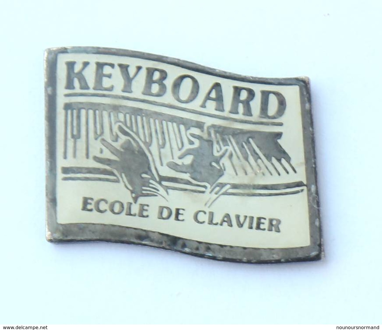 Pin's KEYBOARD - ECOLE DE CLAVIER - Main Jouant Sur Un Clavier - Publi Nancy - H511K - Musica