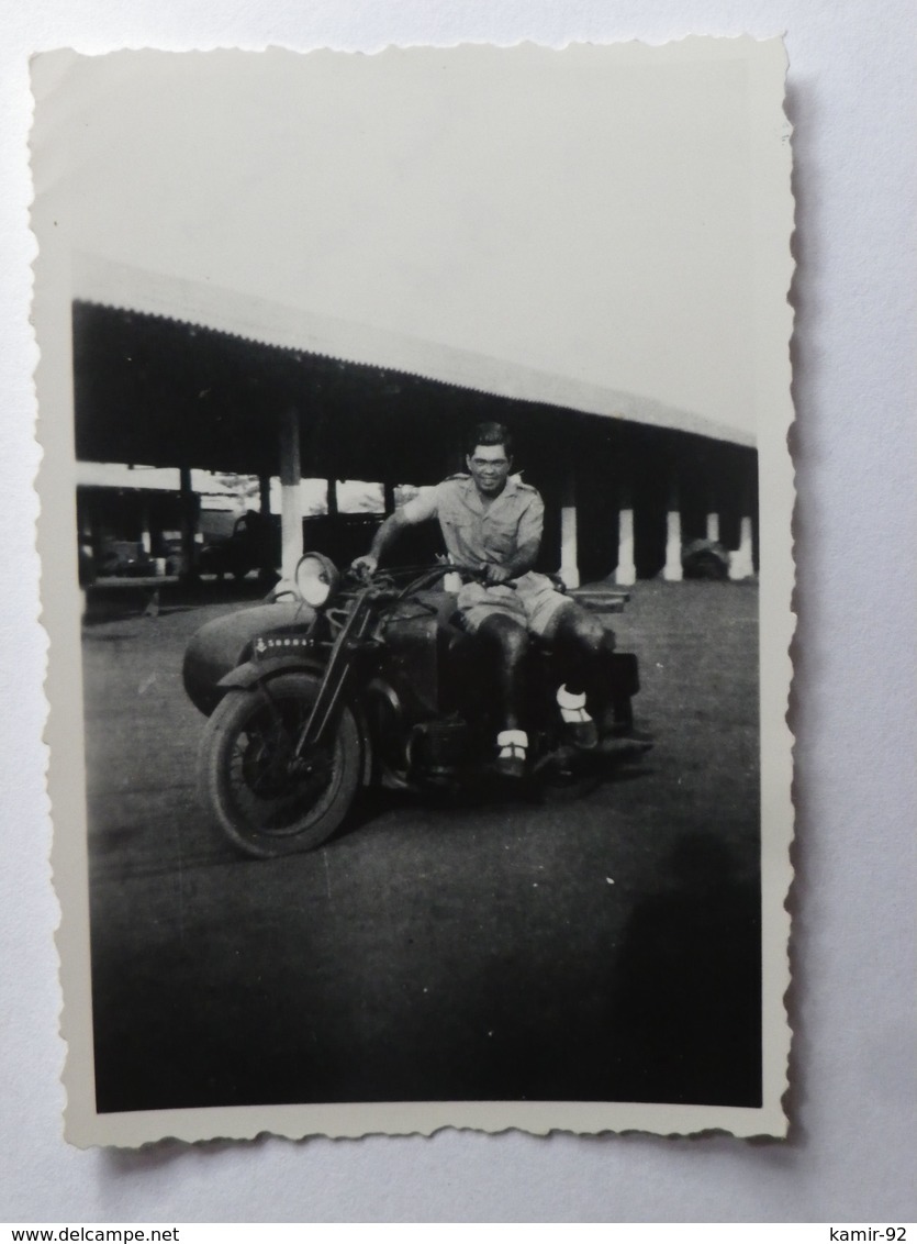 Photo Cote D Ivoire 1947  Un Aventurier Et Son  Side Car  à  Bobo Dioulasso  AOF  8.5 X 6 Cms - Afrique