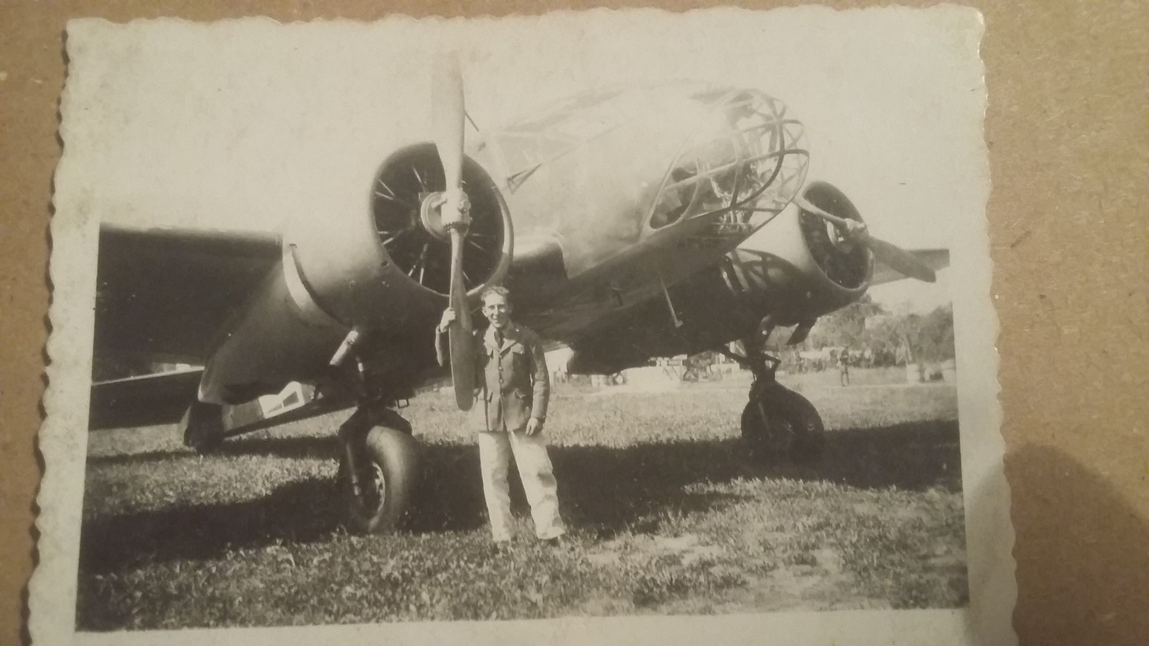Ancienne Photo D'un Militaire Devant Un Avion De Guerre ( Tres Rare ) - Aviation