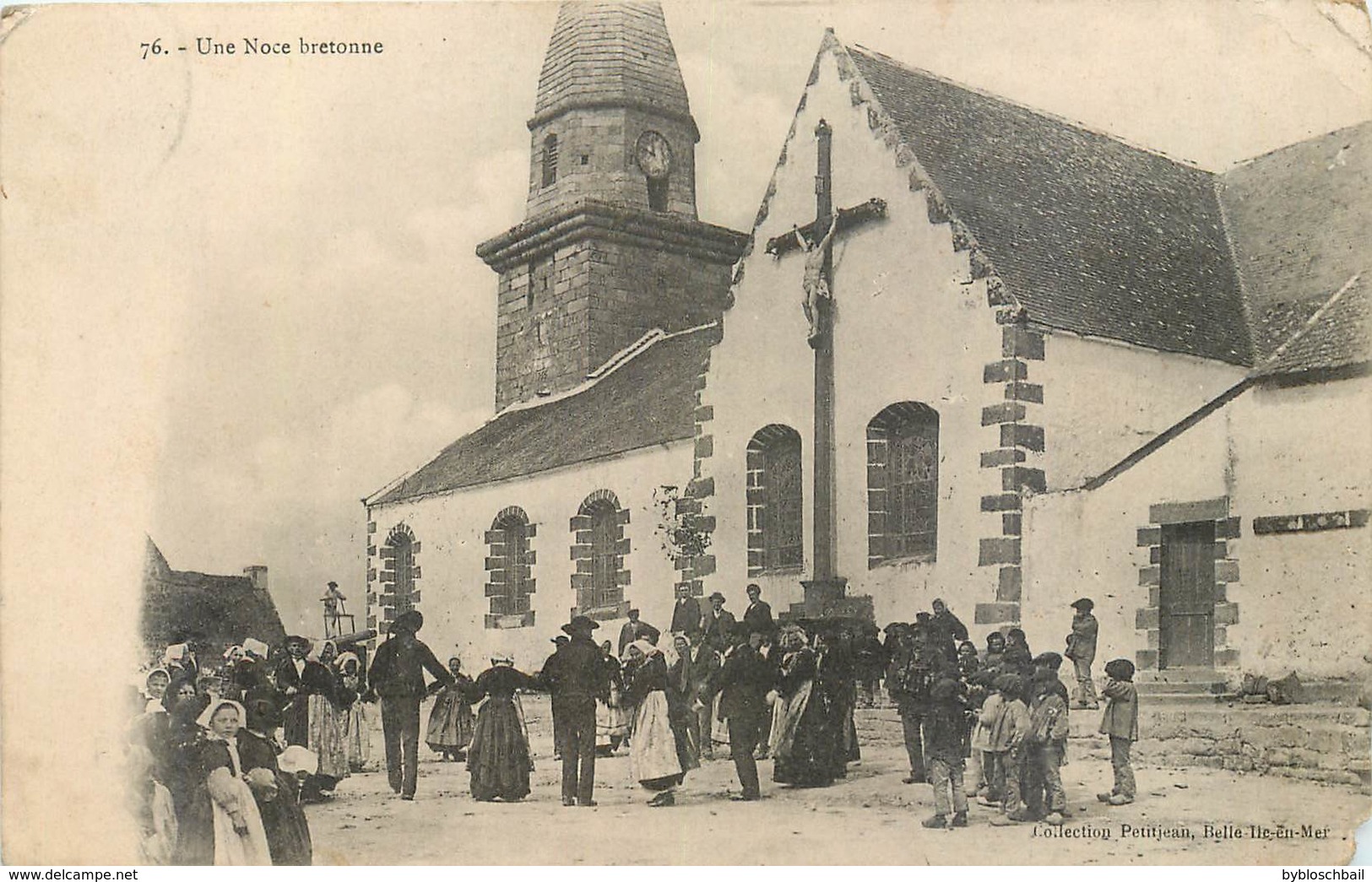 CPA Bretagne Une Noce Bretonne - Eglise - Christ - Croix - Jésus - Collection Petitjean Belle Ile En Mer Costumes - Bretagne