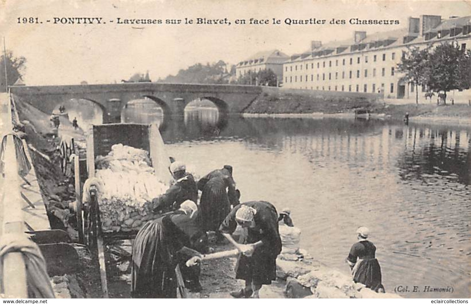 Pontivy     56        Laveuse Sur Le Blavet      (voir Scan) - Pontivy