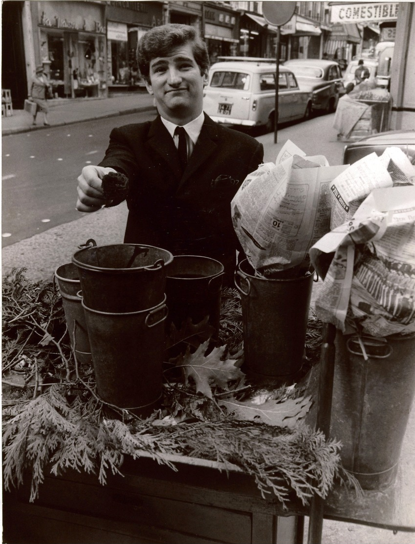 Grande Photographie De Presse EDDY MITCHELL  Dans Une Rue De Paris 1964 , Photo Alain Caveau BIPP - Célébrités