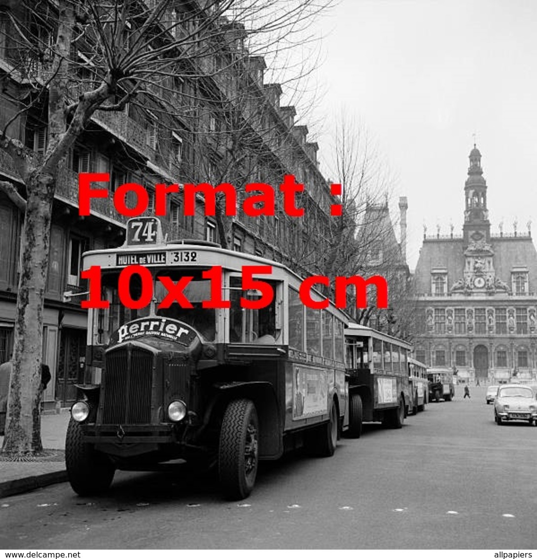 Reproduction D'une Photographie Ancienne D'un Bus Parisien Ligne 74 Hôtel De Ville Avec Publicité Perrier En 1962 - Autres & Non Classés