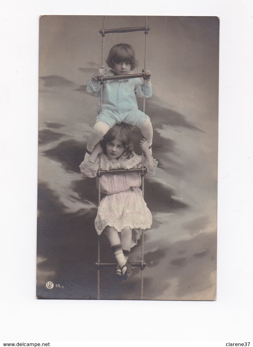 Deux Enfants Sur Une Balançoire - Portraits