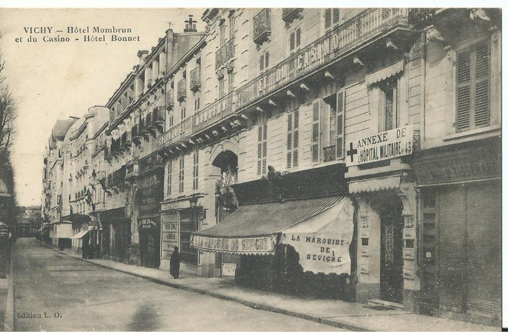 CPA ___ 03Vichy  --- Hôtel Mombrun Et Du Casino - Hôtel Bonnet - Vichy