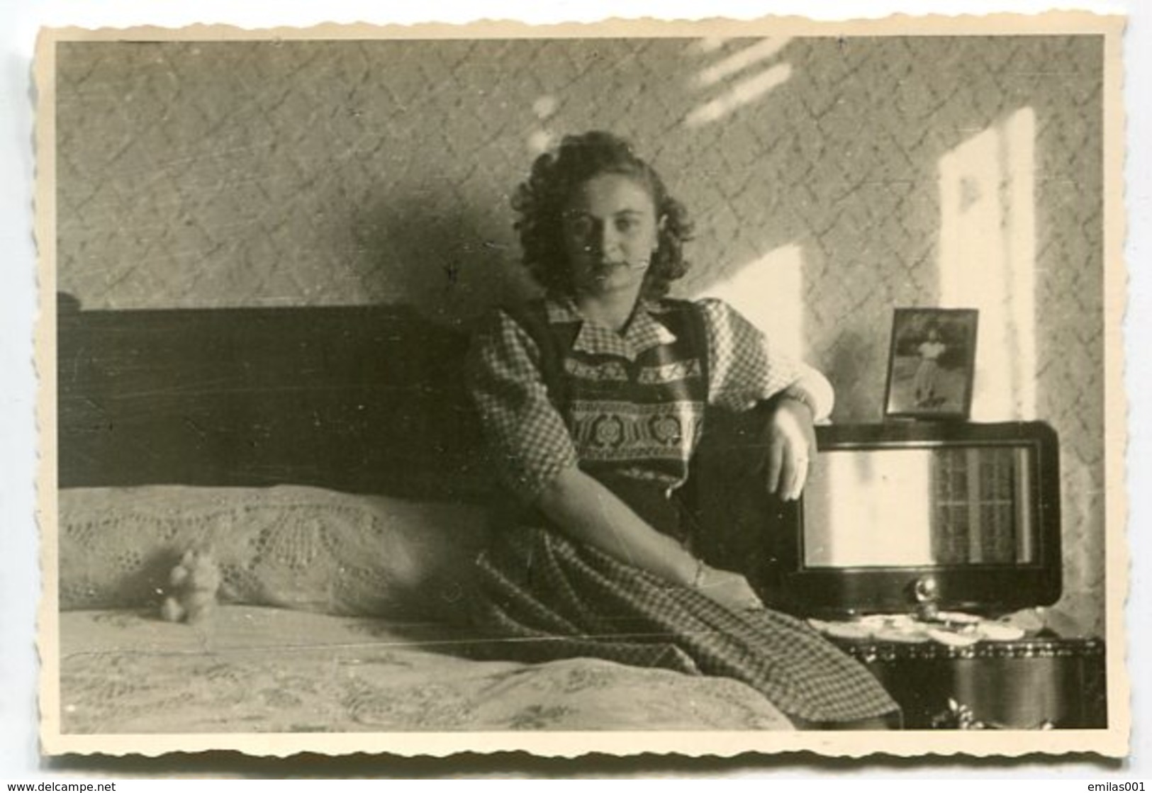 PHOTO ORIGINALE , Femme Assise Sur Le Lit En écoutant La Radio , Dim. 9.0 X 6.0 Cm - Persone Anonimi