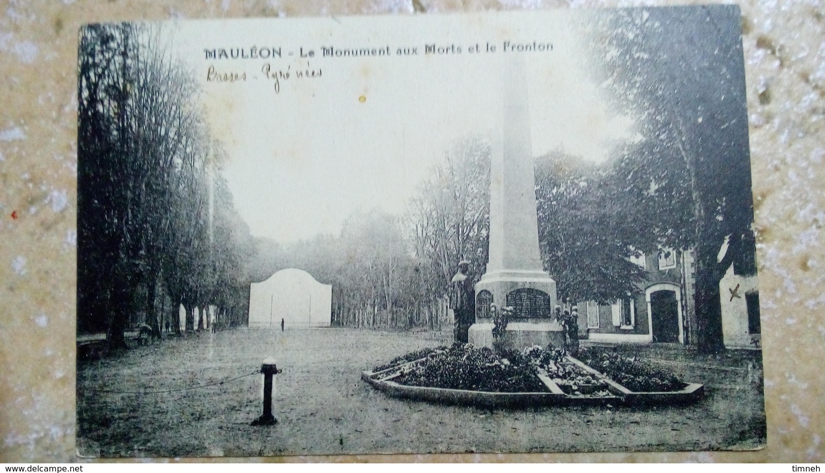 CPA. MONUMENTS AUX MORTS - MAULEON Basses Pyrénées - ....et Le Fronton - Monuments Aux Morts