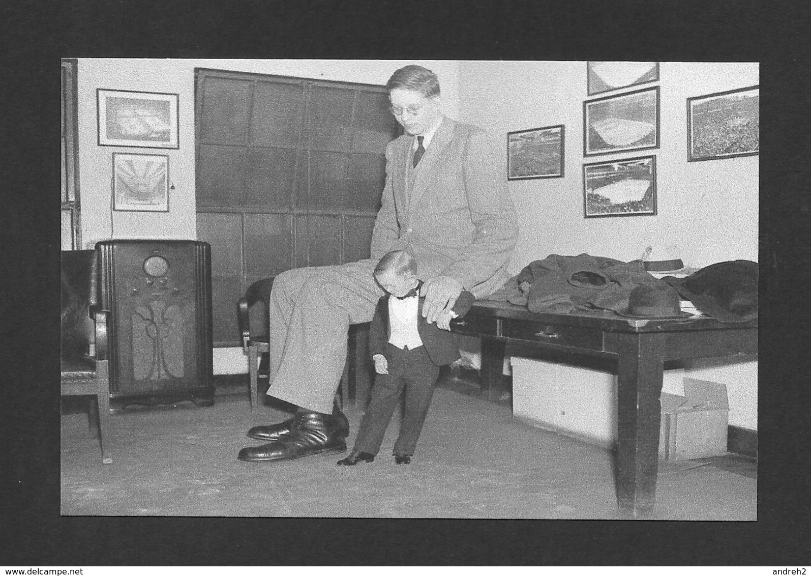 HUMOUR - INSOLITE - LE GÉANT ROBERT WADLOW  8 PIEDS ET 11 POUCES - LA POINTURE DE SES CHAUSSURES 36 ET DU PETIT NAIN 4 - Humour