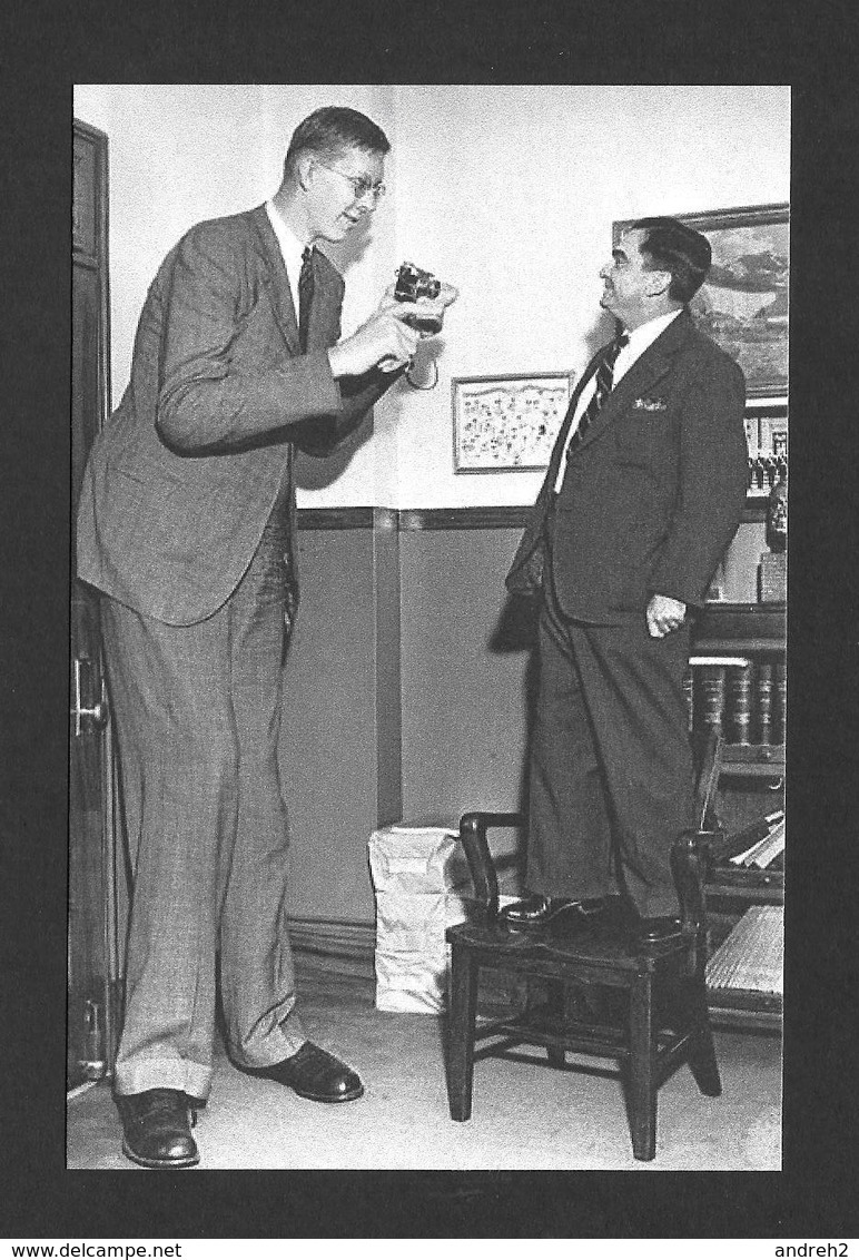 HUMOUR - INSOLITE - LE GÉANT ROBERT WADLOW POSE AVEC LOS ANGELES COUNTY SHERIFF LE 13 SEPTEMBRE 1938 - Humour