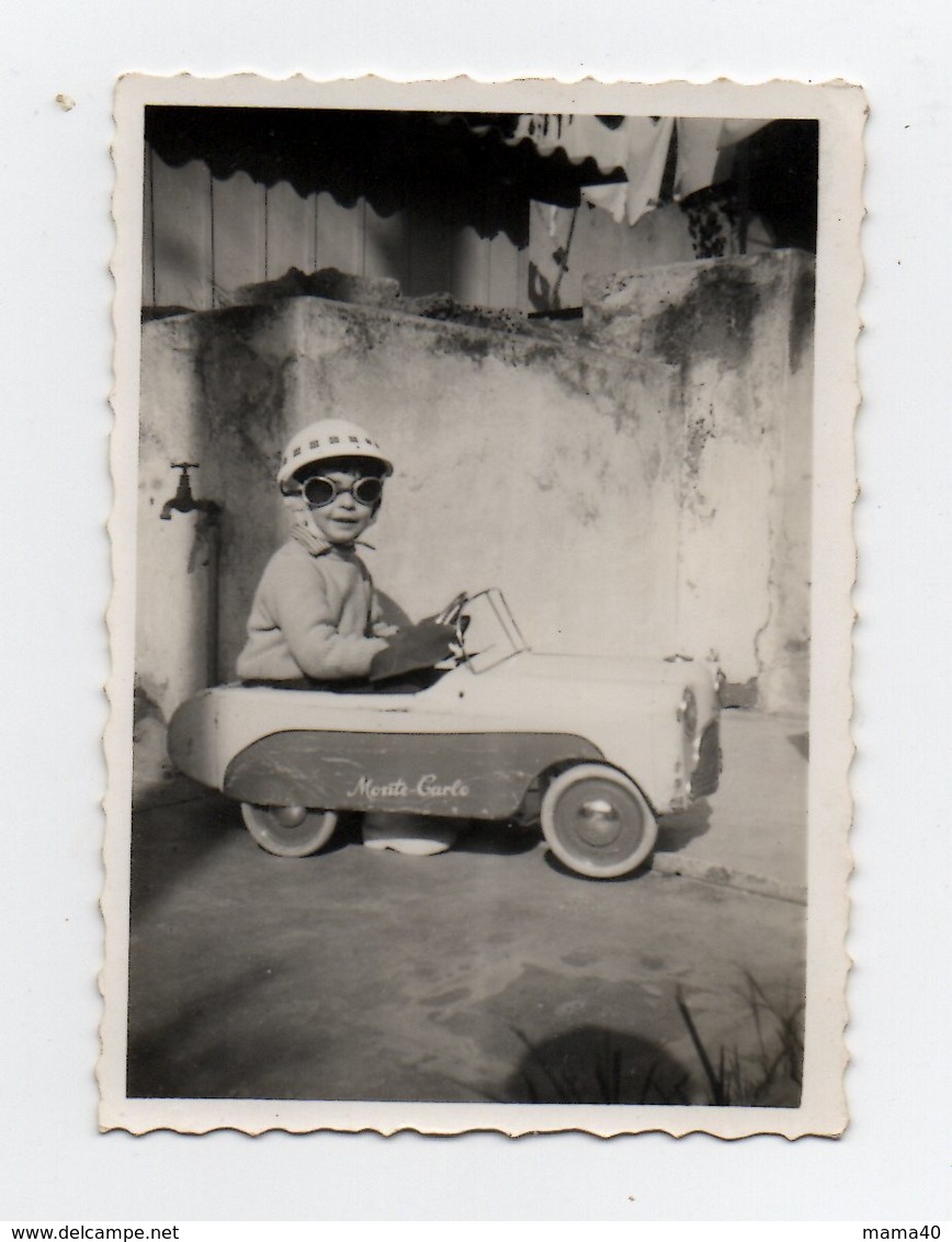 PHOTO - ENFANT DANS SA VOITURE A PEDALE   MONTE CARLO - AVEC CASQUE ET LUNETTES DE CONDUCTEUR - Automobiles