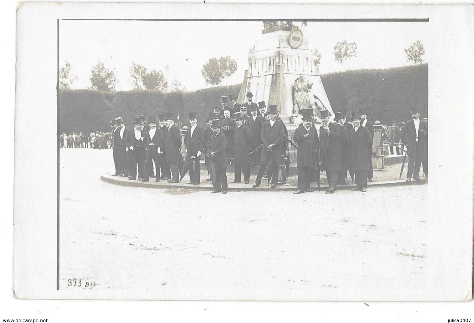 SAINT MAIXENT (79) Carte Photo Groupe D'hommes Au Pied De La Statue De Denfert Rochereau - Saint Maixent L'Ecole