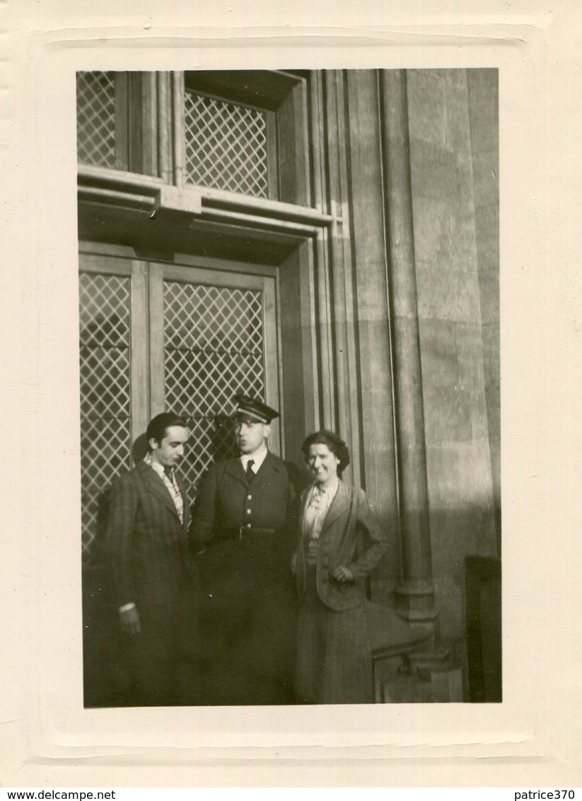 PHoto D'un Soldat Aviateur Avec Deux Autres Personnes Devant Une Porte Close A Identifier - Guerre, Militaire