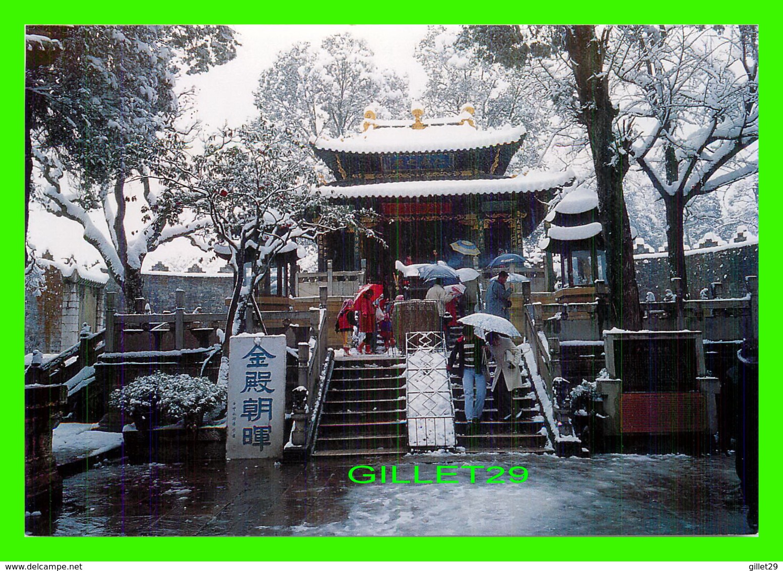 KUNMING, CHINE - THE TEMPLE LOOKS ALL THE SAME EACH YEAR, BUT COMING & GOING ARE DIFFERENT PEOPLE, GOLDEN TEMPLE - - Chine