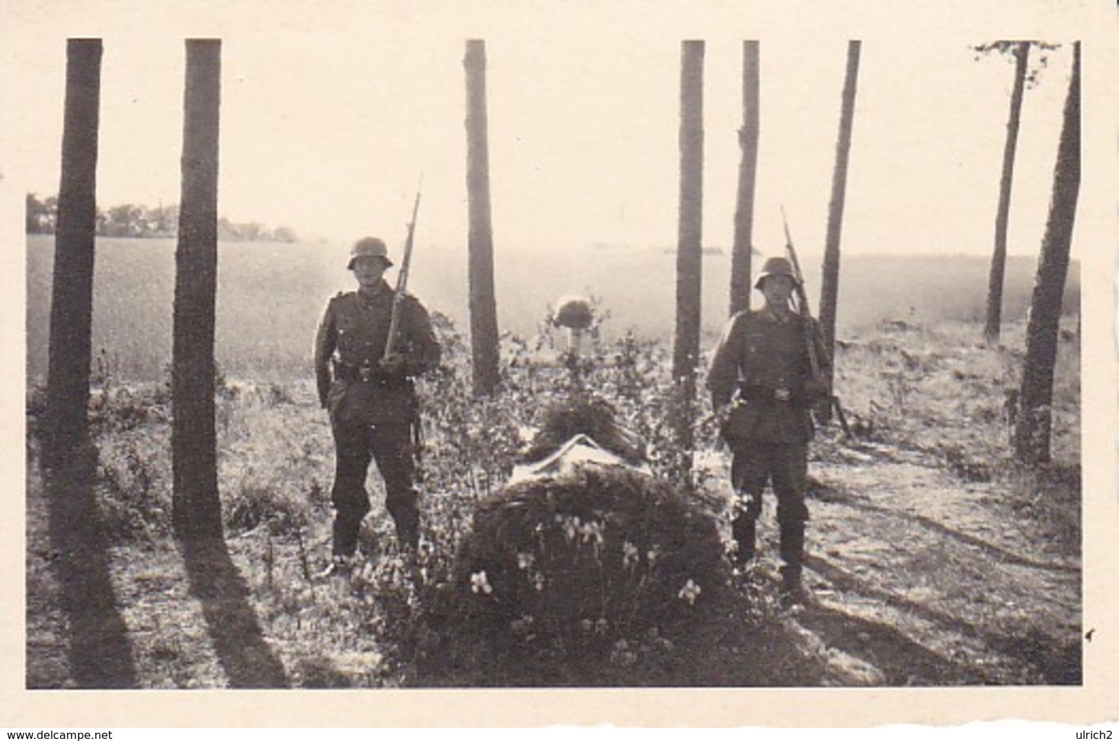 Foto Deutsche Soldaten Als Wache Bei Soldatengrab - 2. WK  - 8*5,5cm (37907) - Krieg, Militär