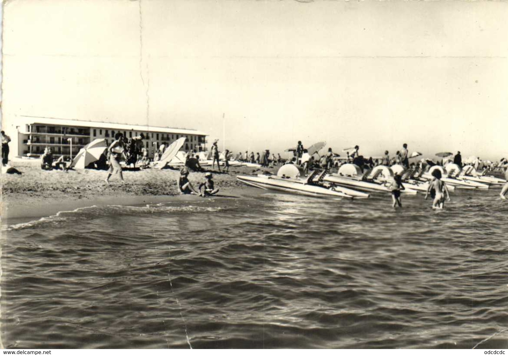 CPSM Grand Format VALRAS PLAGE  La Plage Et Les Pédalos RV Beau Timbre 15 F Seul Joutes Nautiques - Autres & Non Classés