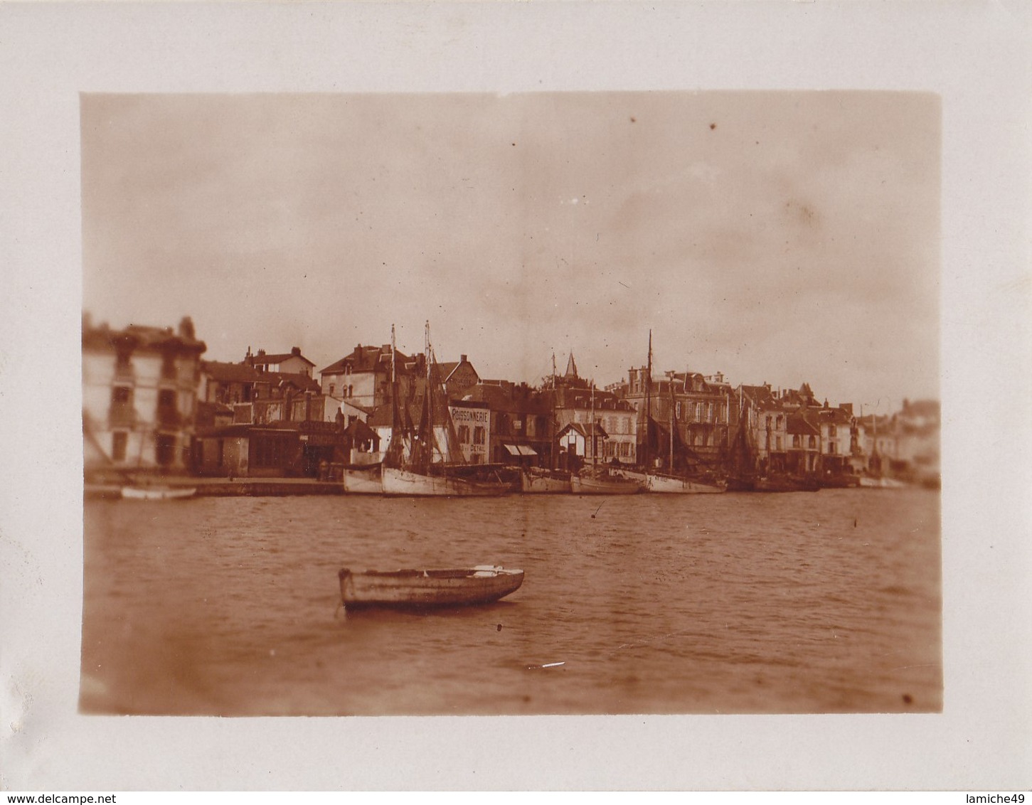 5 PHOTOS PORNIC 1915 ? VUE DU CHATEAU  L' ENTREE DU PORT QUAI BATEAU De PECHE VOILIER FEMMES VOIR SCANS - Places