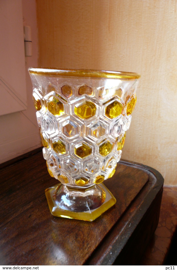 Magnifique Verre En Cristal De Baccarat Ou SAINT-LOUIS Avec Cabochons Jaune (non Estampillé Donc Antérieur à 1947) - Verre & Cristal