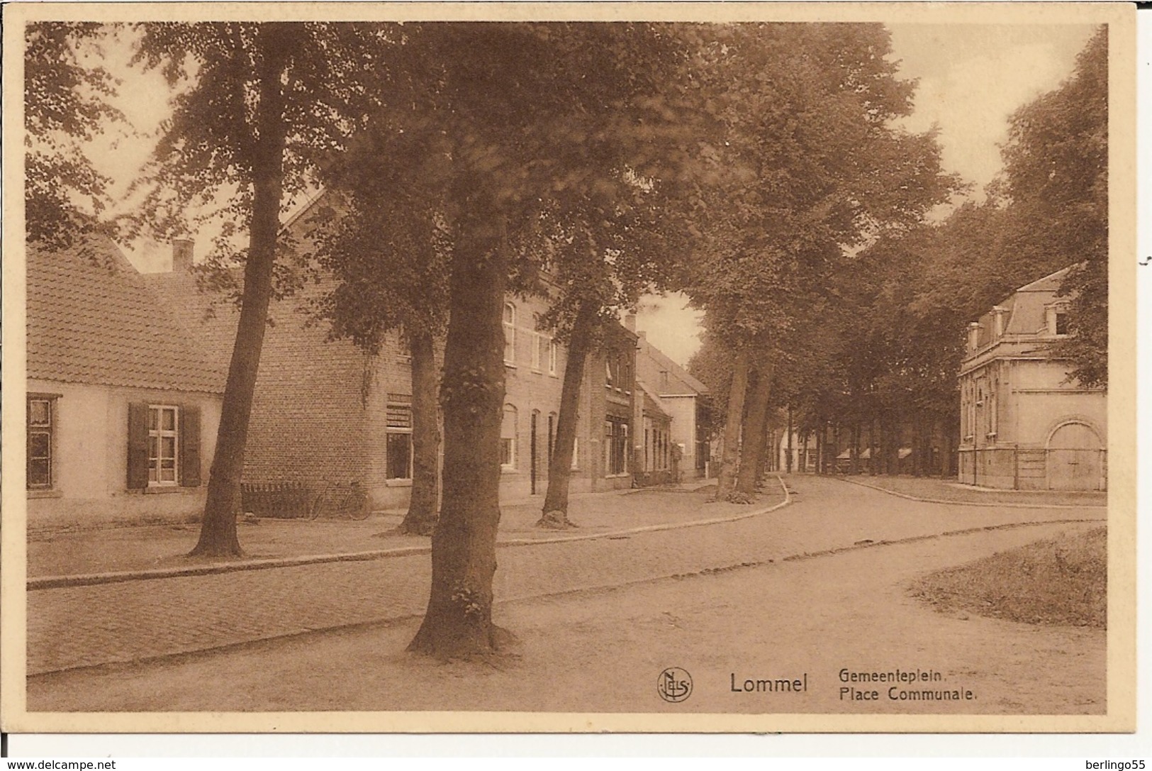 Lommel - Gemeenteplein  ( Rechts Gemeentehuis + Plein) - Lommel