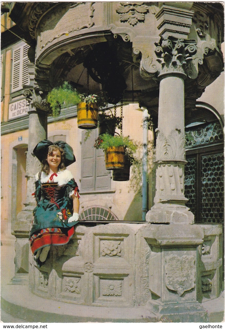 D541 ALSACE FOLKLORIQUE - JEUNE ALSACIENNE EN COSTUME TRADITIONNEL AU BORD D'UNE FONTAINE - Costumes