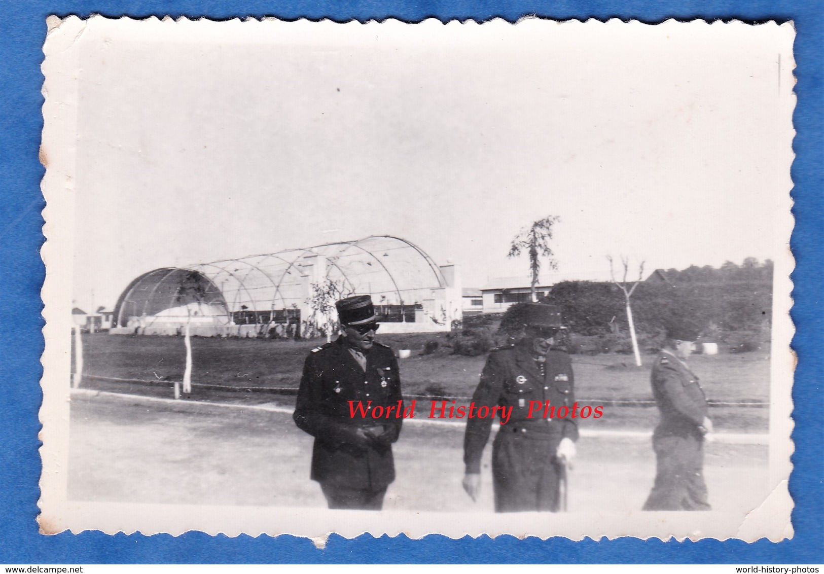 Photo Ancienne - Base Aérienne ? Aérodrome ? - Officier à Identifier - Aviation Armée De L'Air Brevet Avion Hangar WW2 - War, Military