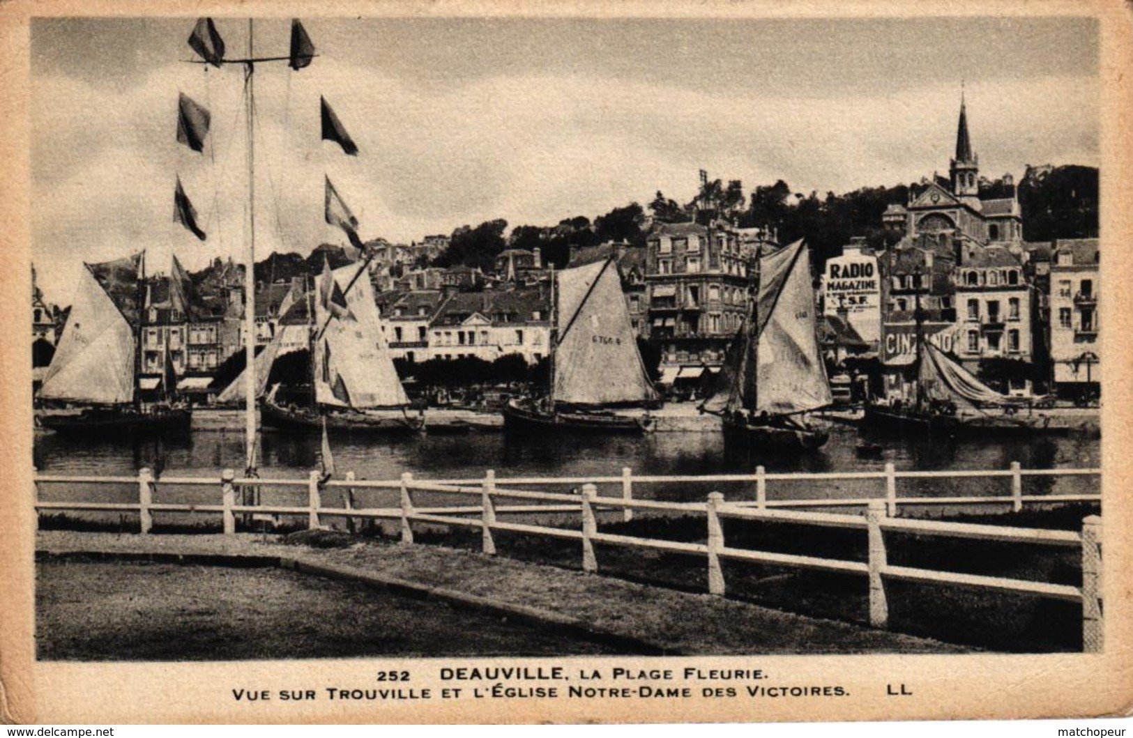 DEAUVILLE LA PLAGE FLEURIE -14- VUE SUR TROUVILLE ET L'EGLISE NOTRE DAME DES VICTOIRES - Deauville