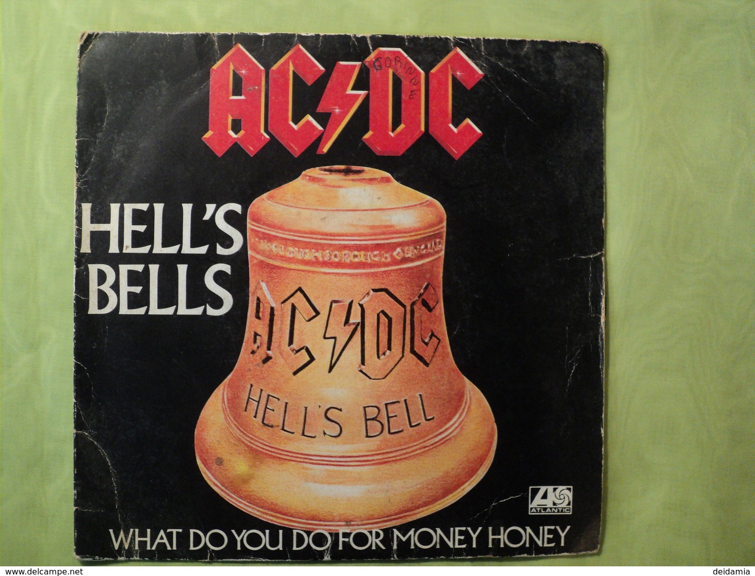 45 TOURS ACDC. 1981. HELL S BELLS / WHAT DO YOU DO FOR MONEY HONEY ATLANTIC 11650. AU VERSO LA TOURNEE FRANCAISE. - Rock