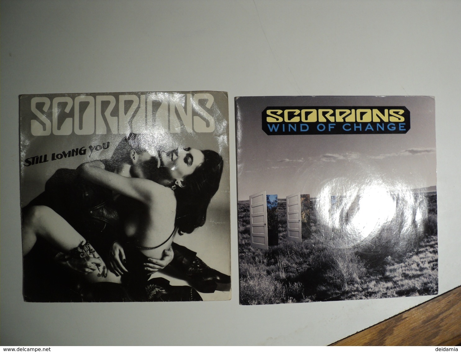 SCORPIONS. LOT DE DEUX 45 TOURS. 1984 / 1990 STILL LOVING YOU / AS SON AS THE GOOD TIMES ROLL / WIND OF CHANGE / TEASE - Rock