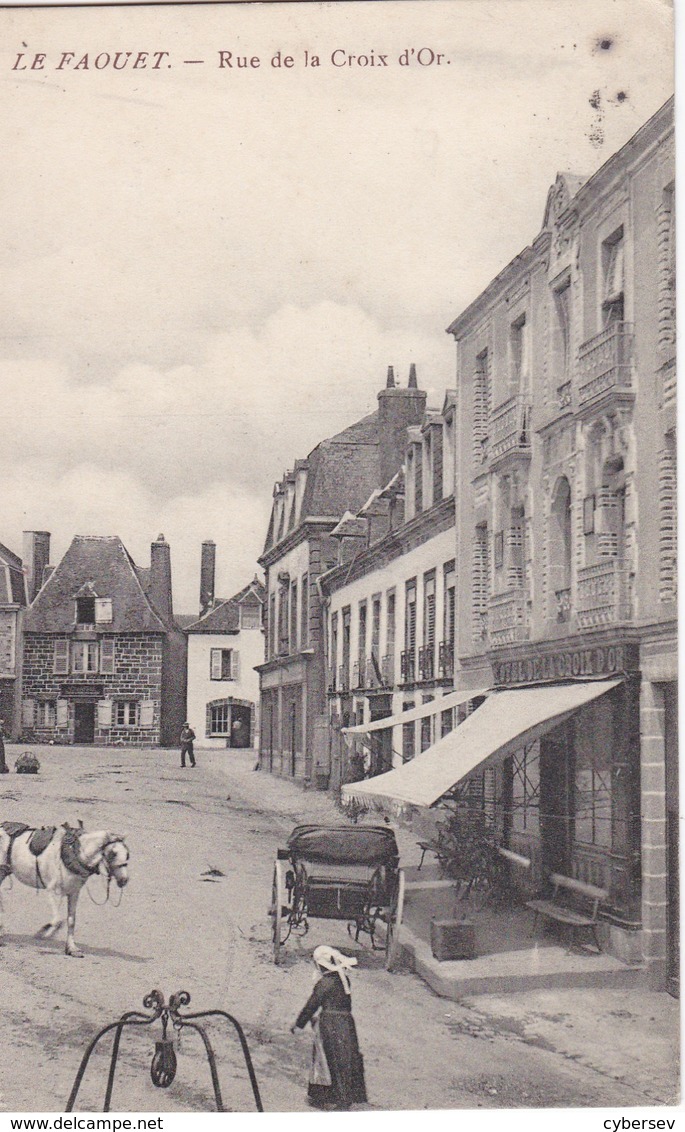 LE FAOUET - Rue De  La Croix D'Or - Café De La Croix - Animé - Le Faouet