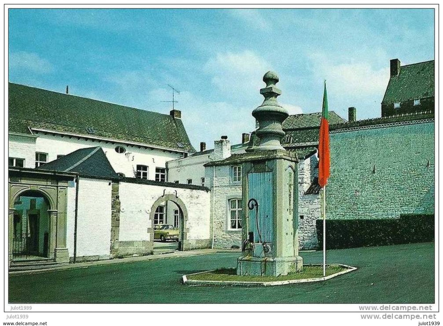 FOSSES - LA - VILLE ..-- Place Du Châpitre Et Sa Vieille Pompe . - Fosses-la-Ville