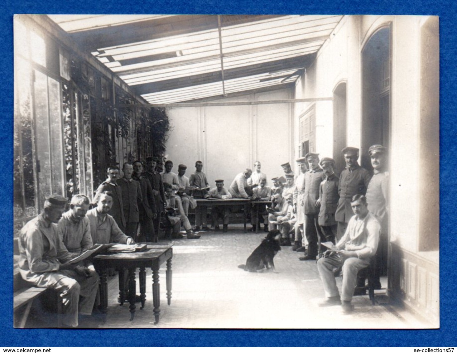 Photo  -  Groupe De Soldats Allemands Dans Un Abris - Guerra 1914-18