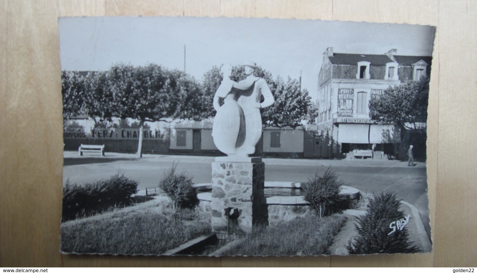 LA ROCHE-sur-YON. Danseurs Vendéens.(Oeuvre Des Frères Martel, Sculpteurs.) - La Roche Sur Yon