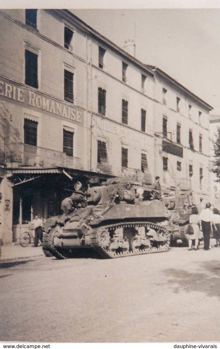 PHOTO ROMANS - DROME 26 -  CHARS AMERICAINS DANS ROMANS - Guerre, Militaire