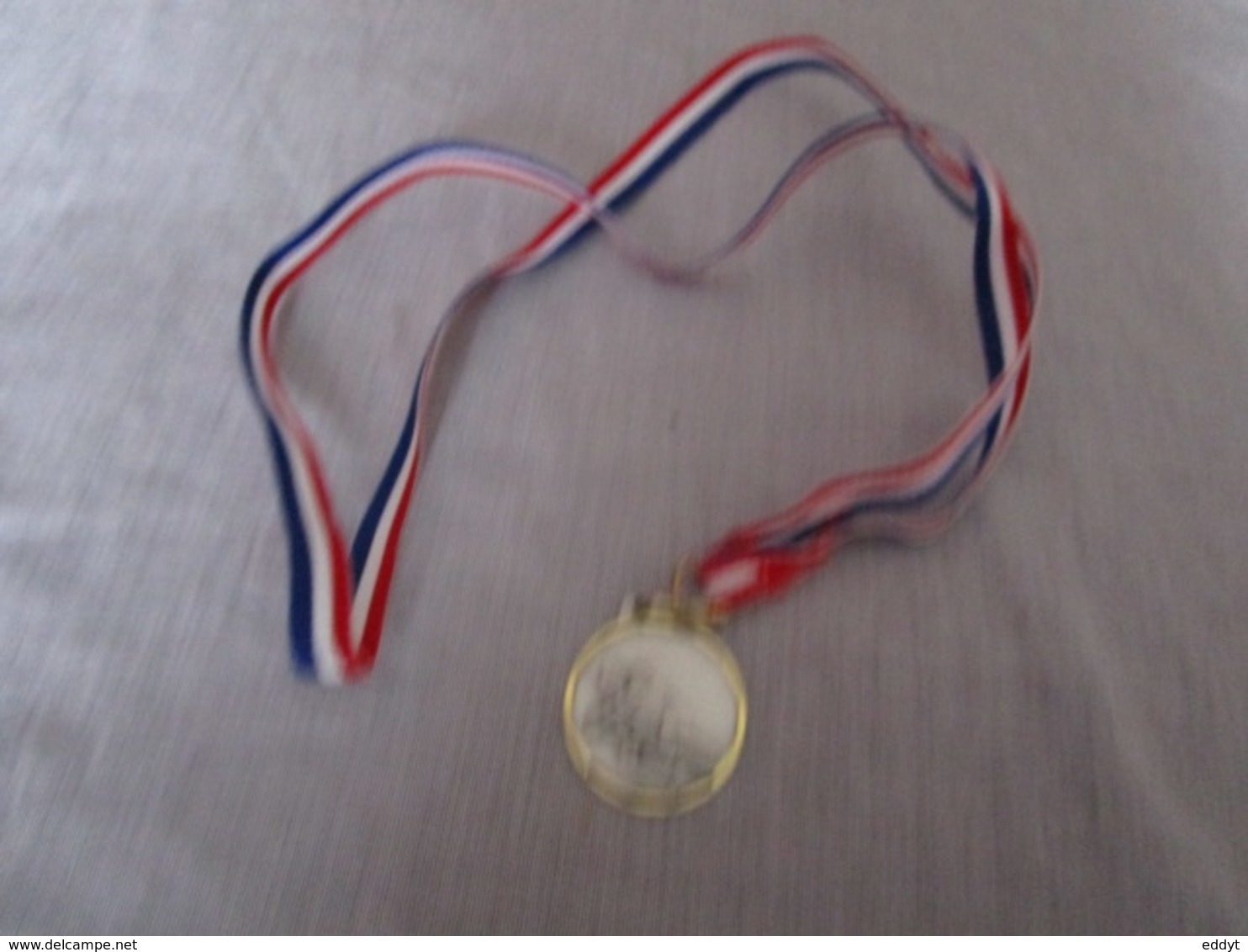 Médailles récompenses  - TENNIS - ou AMITIÉ - VICTOIRE - FAIR PLAY - à l'unité : 1 € A VOIR les 10 médailles à 5 €