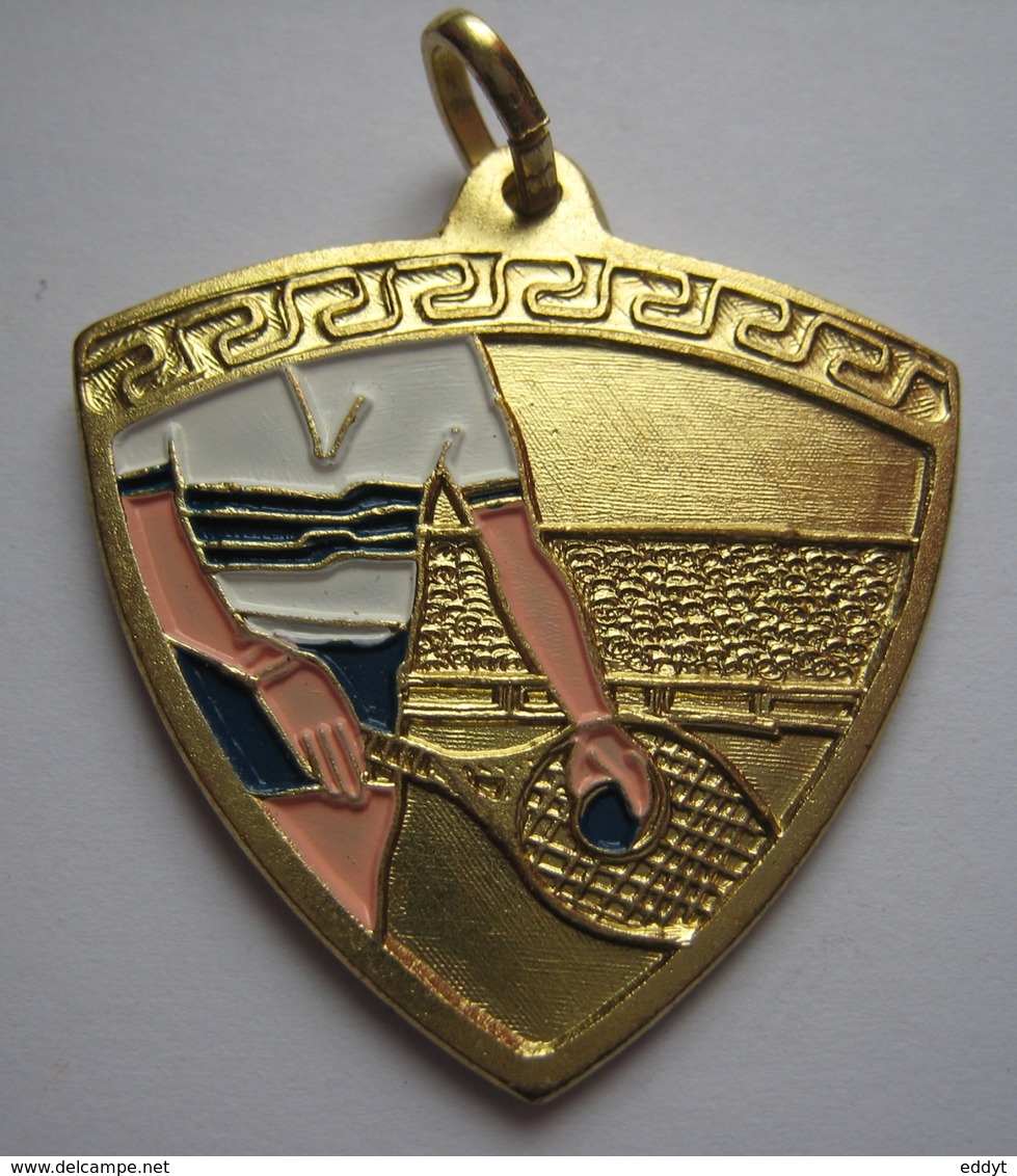 Médailles Récompenses - SKI - TENNIS Ou AMITIÉ - VICTOIRE - FAIR PLAY Métal Couleur Or Dimension : 36 X 40 Mm * Neuves* - Wintersport