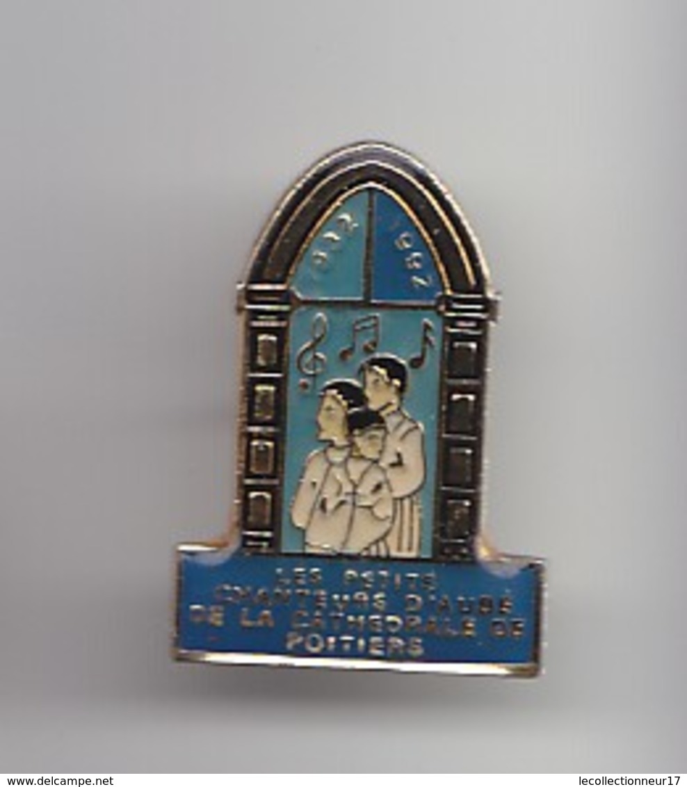 Pin's Poitiers   Les Petits Chanteurs D' Aube Dela Cathédrale  De Poitiers  1932 - 1992 Réf 2257 - Ciudades