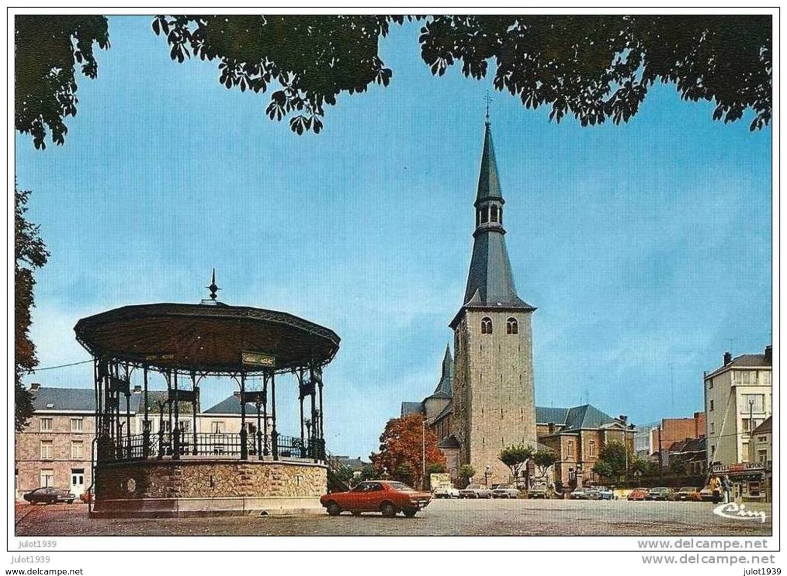 CINEY ..-- La Grand ' Place . Eglise Classée . - Ciney