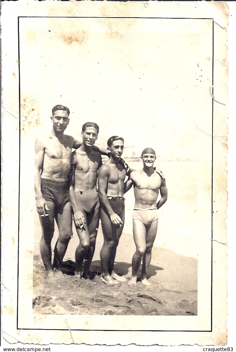 4 JEUNES HOMMES BRONZES EN MAILLOT DE BAIN SUR LA PLAGE  Algeria Photo Alger - Personnes Anonymes